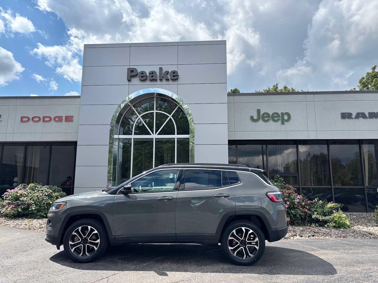 Used 2023 Jeep Compass Limited AWD/4WD image 3