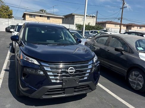 Certified 2025 Nissan Rogue SV image 1