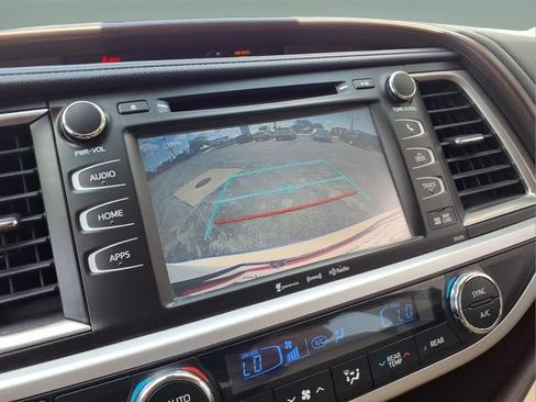 Used 2019 Toyota Highlander XLE AWD/4WD image 23