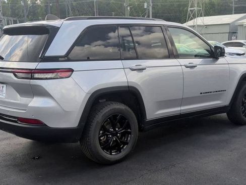 Used 2024 Jeep Grand Cherokee Altitude AWD/4WD image 8