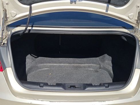 Used 2017 Ford Taurus SE image 25