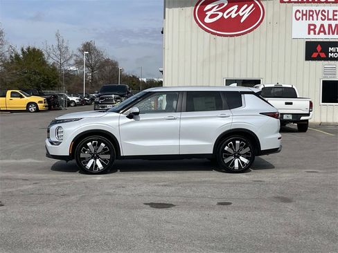 New 2026 Mitsubishi Outlander SE image 2