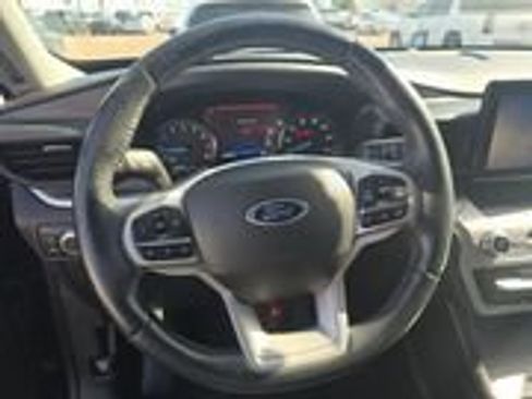 Used 2022 Ford Explorer XLT image 5