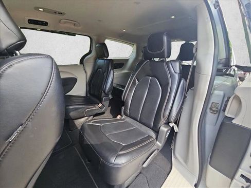 Used 2023 Chrysler Pacifica Touring-L FWD image 18