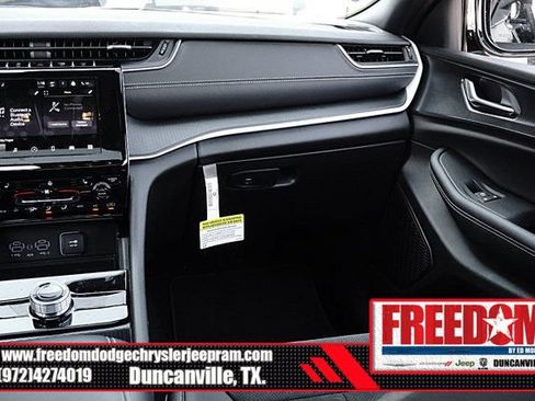 Used 2025 Jeep Grand Cherokee Altitude AWD/4WD image 35