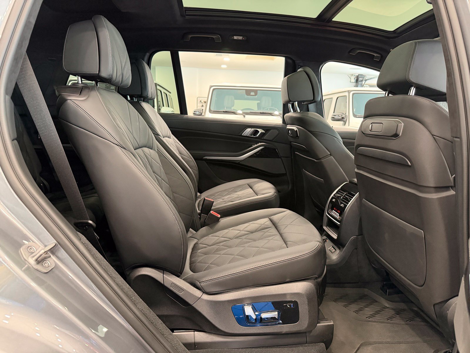 Used 2023 BMW X7 xDrive40i w/ M Sport Package AWD/4WD image 24