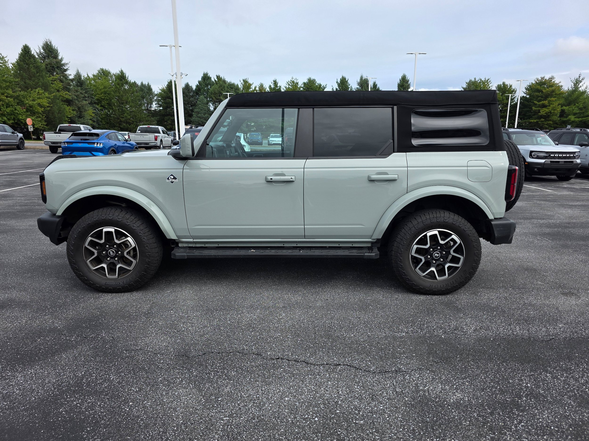 Used 2023 Ford Bronco Outer Banks AWD/4WD image 2