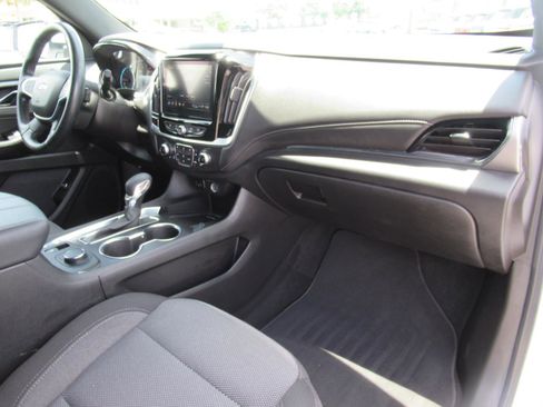 Used 2023 Chevrolet Traverse LT FWD image 11