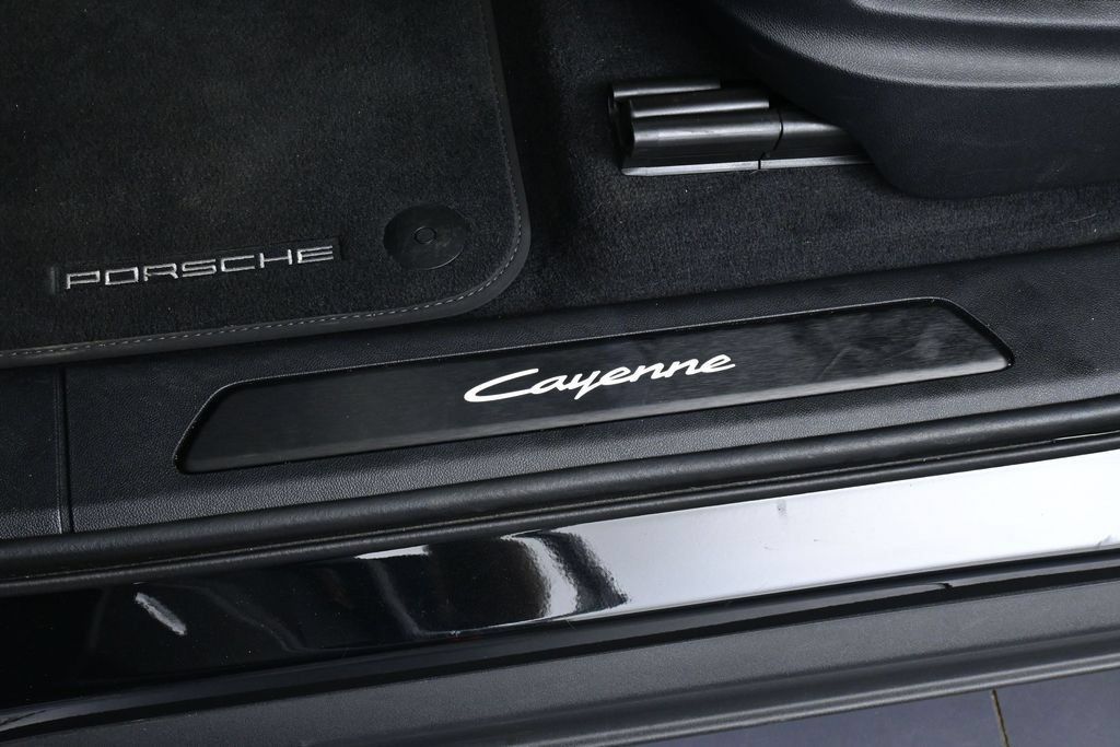 Certified 2025 Porsche Cayenne E-Hybrid Coupe AWD/4WD image 16