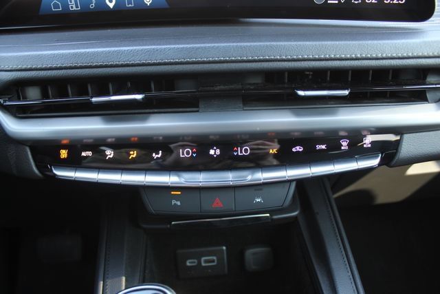 Used 2025 Cadillac XT4 Premium Luxury FWD image 31