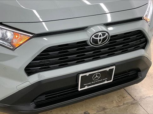 Used 2020 Toyota RAV4 XLE Premium FWD image 30