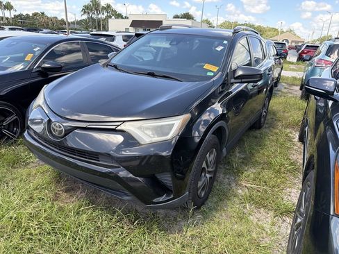 Used 2018 Toyota RAV4 LE FWD image 3