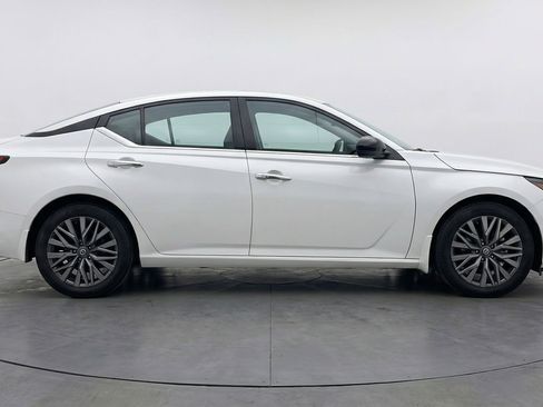 Used 2025 Nissan Altima 2.5 SV FWD image 11