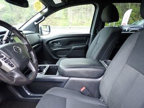 Used 2018 Nissan Titan SV w/ SV Convenience Package AWD/4WD image 17