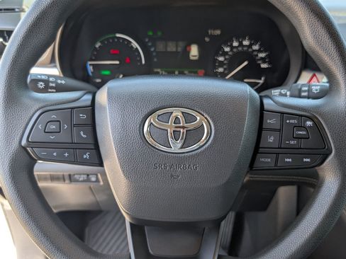 Used 2025 Toyota Sienna LE FWD image 19