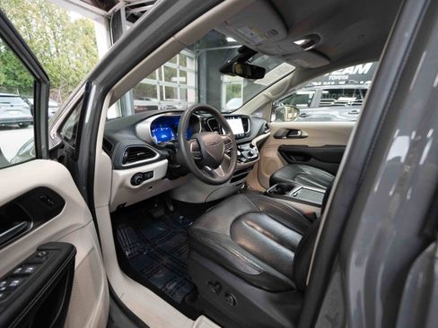 Used 2022 Chrysler Pacifica Touring-L w/ Uconnect Theater Family Group image 8