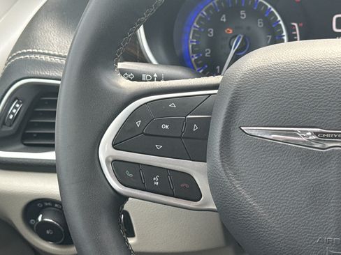 Used 2023 Chrysler Pacifica Limited FWD image 27