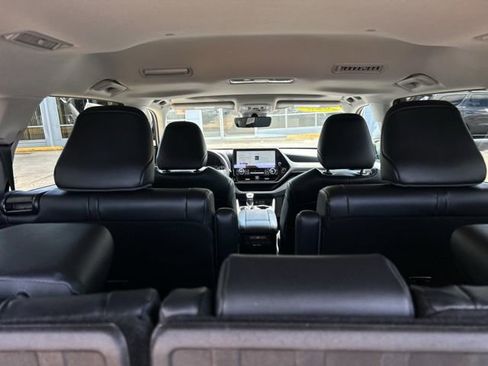 Used 2025 Toyota Highlander XLE AWD/4WD image 12