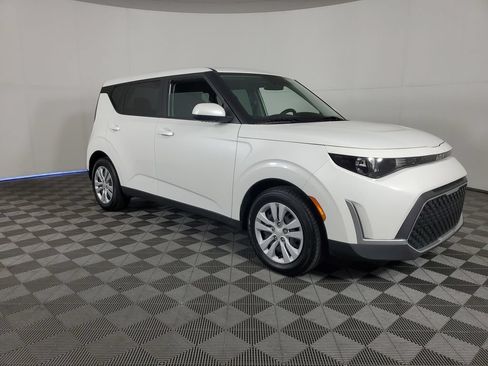 Used 2025 Kia Soul LX FWD image 2