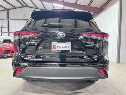 Used 2024 Toyota Highlander LE image 3
