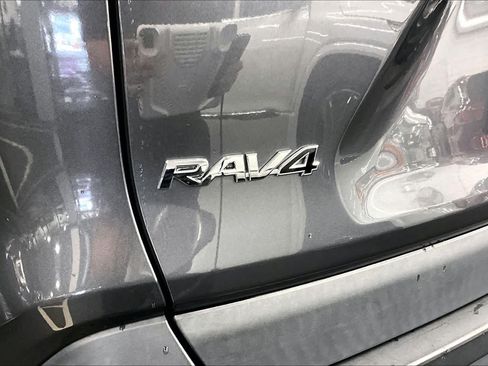 Used 2020 Toyota RAV4 XLE Premium FWD image 9