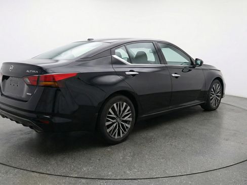 Used 2025 Nissan Altima 2.5 SV image 9