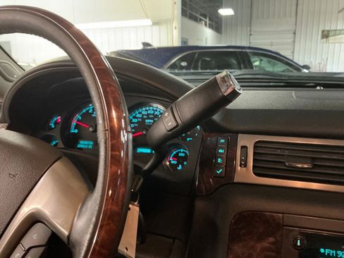 Used 2013 GMC Sierra 2500 Denali w/ Suspension Package, Off-Road AWD/4WD image 25