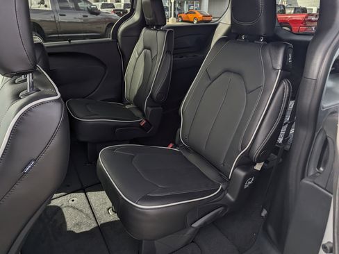 New 2026 Chrysler Pacifica Limited image 8