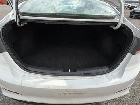 Used 2017 Hyundai Elantra SE image 18