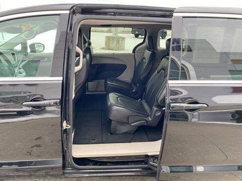 Used 2024 Chrysler Pacifica Touring-L FWD image 23