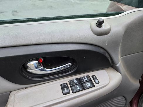 Used 2005 GMC Envoy XL SLE RWD image 16