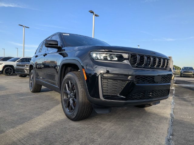 New 2027 Jeep Grand Cherokee Altitude RWD image 2