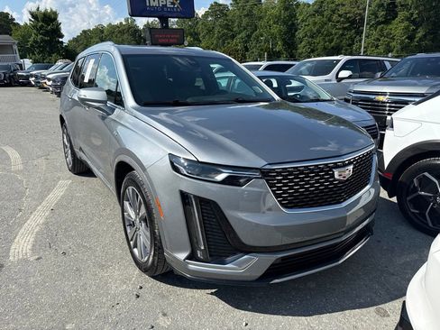 Used 2025 Cadillac XT6 Premium Luxury FWD image 3