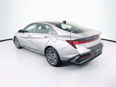 Used 2024 Hyundai Elantra SEL image 5
