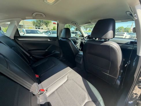 Used 2018 Volkswagen Passat 2.0T R-Line w/ R-Line Lighting Package FWD image 11