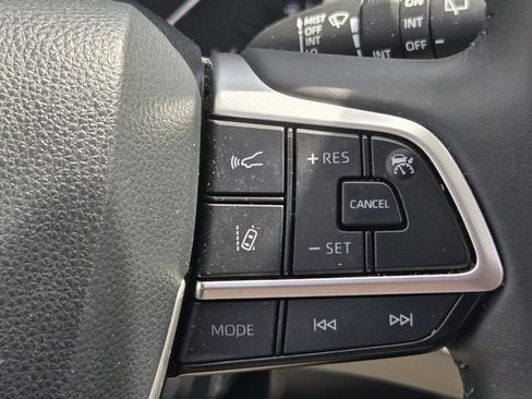 Used 2024 Toyota Highlander XLE FWD image 27