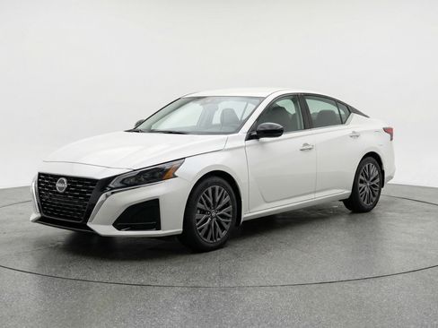 Used 2025 Nissan Altima 2.5 SV image 3