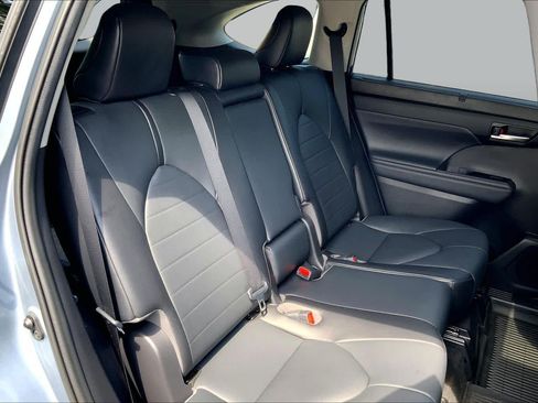 Used 2021 Toyota Highlander XLE AWD/4WD image 20