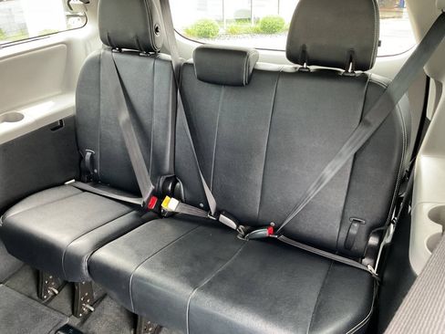 Used 2015 Toyota Sienna SE FWD image 32