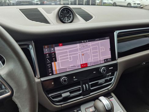 Certified 2024 Porsche Macan AWD/4WD image 17