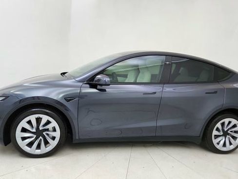 Used 2026 Tesla Model Y Long Range image 3