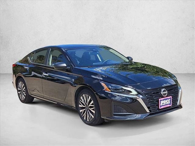 Used 2024 Nissan Altima 2.5 SV FWD image 3
