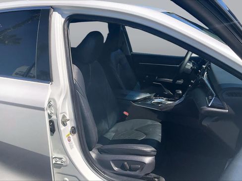 Used 2018 Toyota Camry XLE FWD image 8