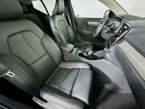 Used 2025 Volvo XC40 B5 Plus image 33