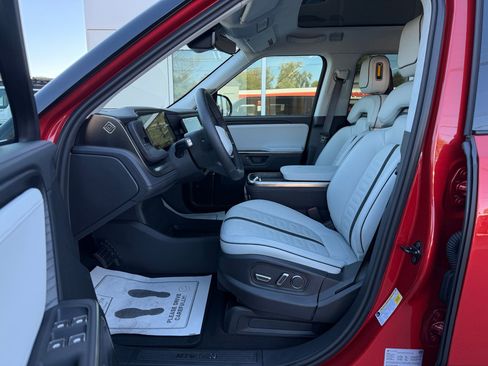 Used 2025 Rivian R1S Adventure image 34