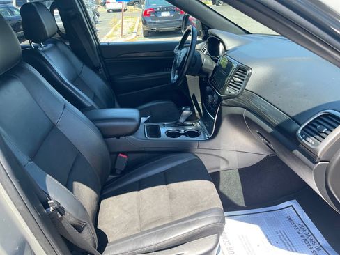 Used 2021 Jeep Grand Cherokee Laredo X AWD/4WD image 19