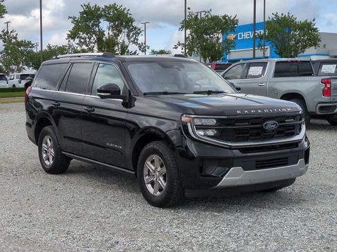 Used 2025 Ford Expedition Platinum w/ Platinum Ultimate Package AWD/4WD image 2