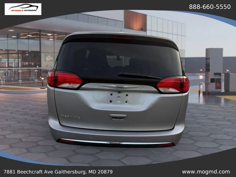 Used 2017 Chrysler Pacifica Touring-L w/ Tire & Wheel Group image 5