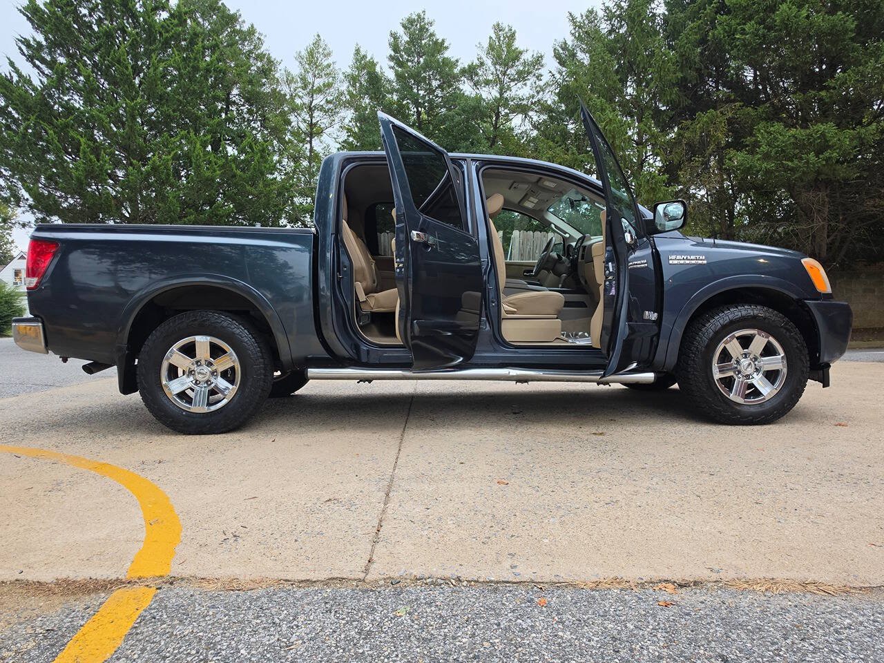 Used 2015 Nissan Titan SV RWD image 3