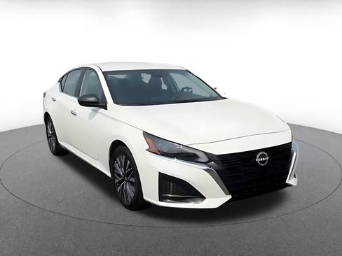 Used 2025 Nissan Altima 2.5 SV FWD image 3